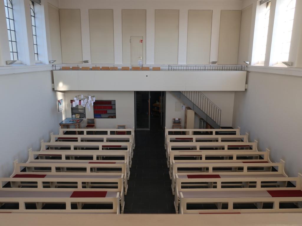 markierte Sitzplätze in der Kirche